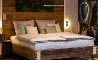 BAUEN WOHNEN GARTEN & Genuss  Holzbett mit Bettbezügen