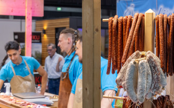 Stand mit Wurstwaren und zwei Verkäufern